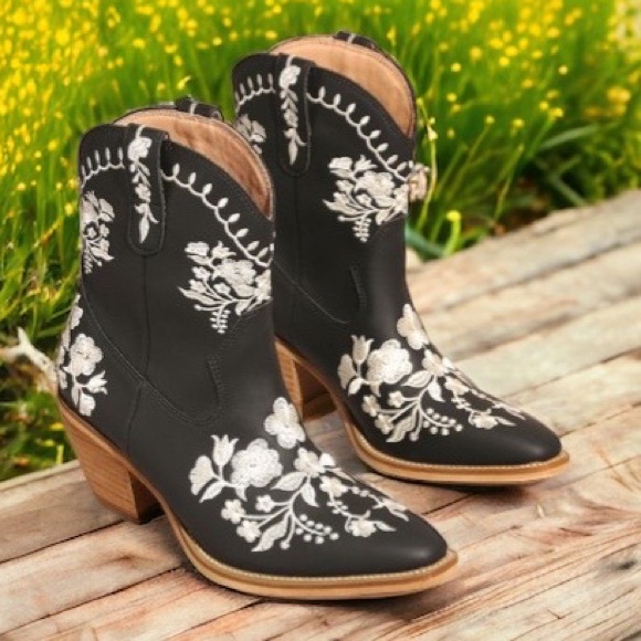 MIIM CAROLINE Black Faux Leather Floral Embroidered Western Heeled Cowboy Boots - Picture 8 of 9